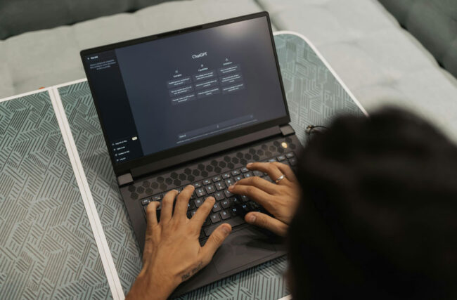 DeepSeek vs ChatGPT: Qual é a Melhor IA para Aumentar o Desempenho do Trabalho?